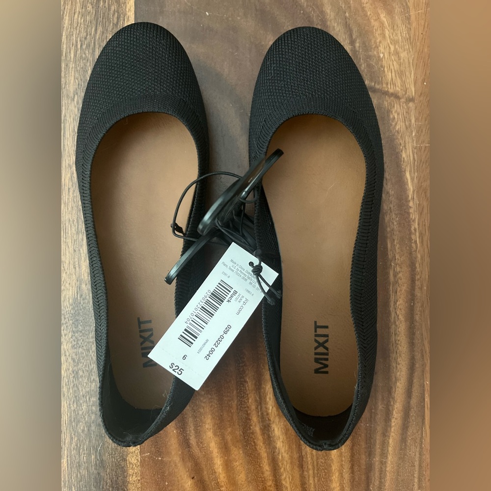Women's Mix It brand black flats size 6 NWT